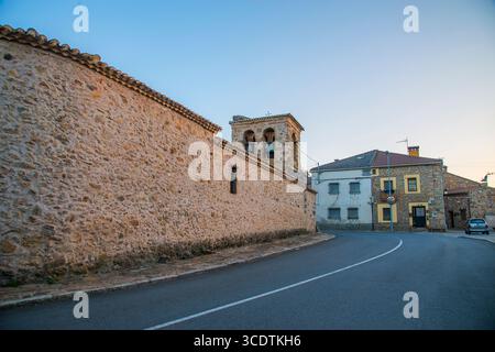 La chiesa e la strada. Piñuecar, provincia di Madrid, Spagna. Foto Stock