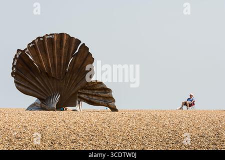 Scultura di Maggi Hambling's Scallop sulla spiaggia di Aldeburgh, Suffolk, Inghilterra, Regno Unito Foto Stock
