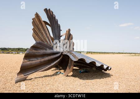 Scultura di Maggi Hambling's Scallop sulla spiaggia di Aldeburgh, Suffolk, Inghilterra, Regno Unito Foto Stock