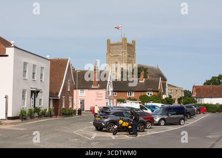 La piazza della città di Orford con la chiesa medievale di San Bartolomeo sullo sfondo, Suffolk, Inghilterra, Regno Unito Foto Stock