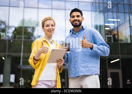 Team aziendale di successo con Thumbs Up Foto Stock