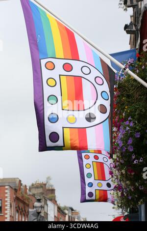 Dublino, Irlanda - 25 luglio 2025 - grandi bandiere a tema arcobaleno multicolore sopra il pub Pantibar in Capel Street nella città di Dublino Foto Stock