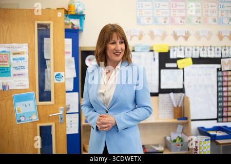 Rachel Reeves, deputata laburista, che ha prestato servizio come Cancelliere dello Scacchiere dal luglio 2004, ha fotografato alla Swinnow Primary School di Leeds, West Yorksh Foto Stock