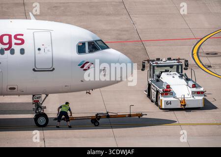 Flughafen Düsseldorf, Eurowings Airbus wurde vom Gate geschleppt, Schleppstange wird gelöst, Flugzeugschlepper, Start klar machen, Düsseldorf, NRW, Deutschland, Flughafen DUS *** Aeroporto di Düsseldorf, Eurowings Airbus è stato trainato dal cancello, la barra di traino è rilasciata, traino di aeromobili, libero per il decollo, Düsseldorf, NRW, Germania, Aeroporto DUS Foto Stock