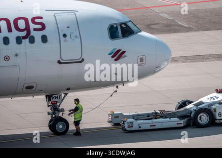 Flughafen Düsseldorf, Eurowings Airbus wurde vom Gate geschleppt, Flugzeugschlepper, Start klar machen, Düsseldorf, NRW, Deutschland, Flughafen DUS *** Aeroporto di Düsseldorf, Eurowings Airbus è stato trainato dal cancello, traino di aeromobili, pronto per il decollo, Düsseldorf, NRW, Germania, Aeroporto DUS Foto Stock