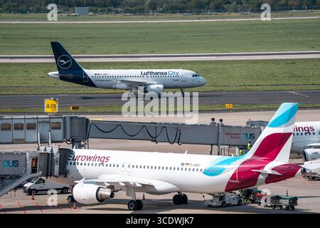 Flughafen Düsseldorf, Lufthansa City Airbus A319 Flieger auf dem Taxiway Eurowings Flieger Am Terminal A, NRW, Deutschland, Flughafen DUS *** Aeroporto di Düsseldorf, Lufthansa City Airbus A319 sugli aeromobili Eurowings al Terminal A, NRW, Germania, Aeroporto DUS Foto Stock