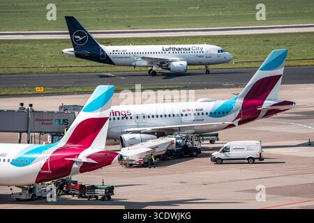 Flughafen Düsseldorf, Lufthansa City Airbus A319 Flieger auf dem Taxiway Eurowings Flieger Am Terminal A, NRW, Deutschland, Flughafen DUS *** Aeroporto di Düsseldorf, Lufthansa City Airbus A319 sugli aeromobili Eurowings al Terminal A, NRW, Germania, Aeroporto DUS Foto Stock