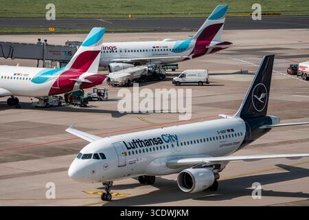 Flughafen Düsseldorf, Lufthansa City Airbus A319 Flieger auf dem Weg zum Gate, Eurowings Flieger AM Terminal A, NRW, Deutschland, Flughafen DUS *** Aeroporto di Düsseldorf, Lufthansa City Airbus A319 sulla strada per il gate, Eurowings Aircraft al Terminal A, NRW, Germania, Aeroporto DUS Foto Stock
