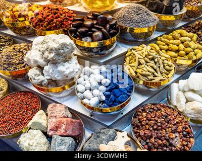 Varie spezie, erbe e minerali esposti in ciotole metalliche in un tradizionale mercato di souk delle spezie, Deira creek dubai emirati arabi uniti, colori e consistenze diversi Foto Stock