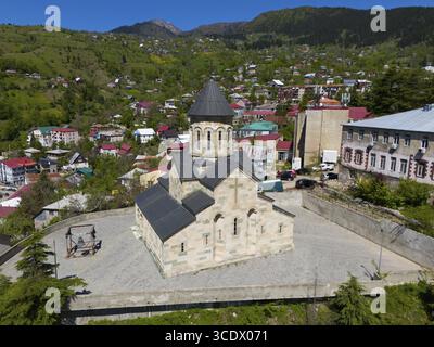 Chiesa in un piccolo villaggio di montagna con architettura tradizionale e dintorni verdi e pittoreschi, vista aerea, Chiesa di Andrew Apostol, Khulo, Chulo Foto Stock