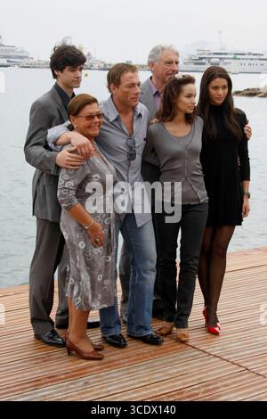 Jean Claude Van Damme con il figlio Kristopher, la madre Eliana Van Varenberg, la moglie Gladys Portugues, la figlia Bianca e il padre Eugene Van Varenber al Festival di Cannes 2008 - 17 maggio 2008 Foto Stock