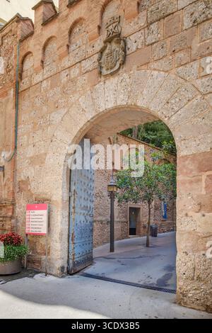 Ingresso all'arco storico in pietra del monastero di Montserrat. Architettura medievale, punto di riferimento catalano, sito sacro, destinazione di viaggio europea, un dettaglio Foto Stock