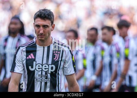 Torino, Italia. 13 agosto 2025. Andrea Cambiaso della Juventus FC guarda durante l'amichevole di calcio pre-stagione tra Juventus FC e Juventus Next Gen all'Allianz Stadium Credit: dpa/Alamy Live News Foto Stock