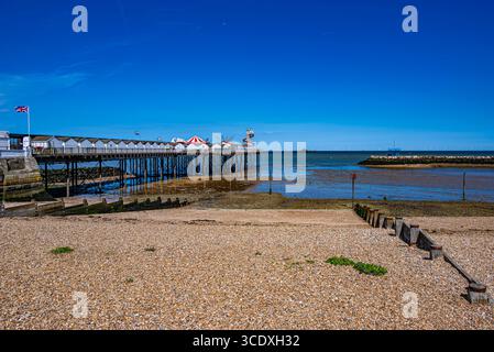 Molo di Herne Bay in una giornata primaverile limpida con la bassa marea Foto Stock