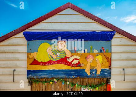 Cartolina sul mare dipinta su tradizionali capanne sulla spiaggia sul molo di Herne Bay Foto Stock