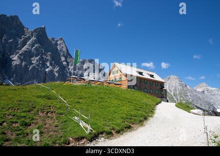 Le pareti nord dei monti Karwendel - Bockkarspitzhe, Nordliche Sonnenspitze con lo chalet Falkenhutte. Foto Stock