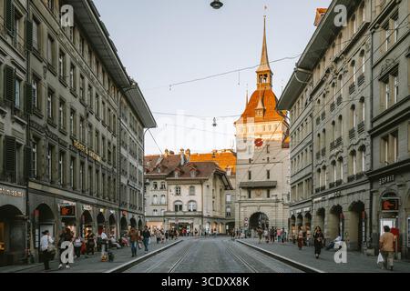 07-08-2025 Berna, Svizzera. Famosa torre dell'orologio Kafigturm su Spitalgasse. Luce serale tarda estate, grandangolo Foto Stock