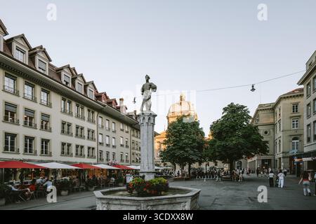 07-08-2025 Berna, Svizzera. Famosa piazza Barenplatz con gente e ristorante. Soleggiata sera d'estate, edificio del Parlamento sullo sfondo, ampio a Foto Stock