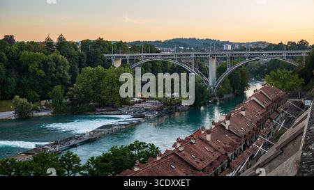 07-08-2025 Berna, Svizzera. Vista del famoso ponte Kirchenfeld e del fiume Aare al tramonto. Luce solare per la sera estiva, ampio angolo di visione Foto Stock