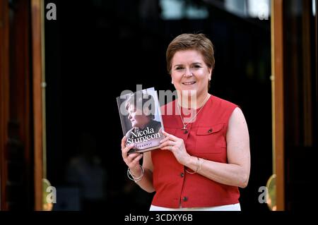 Edimburgo, Scozia, Regno Unito. 14 agosto 2025. Edinburgh International Book Festival: L'ex primo ministro scozzese Nicola Sturgeon alla porta principale del Futures Institute con il suo nuovo libro di memorie francamente. Crediti: Craig Brown/Alamy Live News Foto Stock