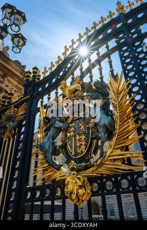 Londra, Inghilterra - una delle elaborate creste araldiche alle porte di Buckingham Palace nel centro di Londra. Foto Stock