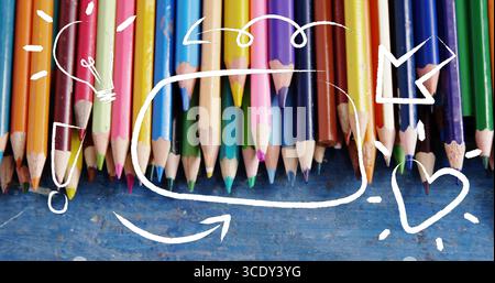 Allinea matite colorate affilate su una superficie in legno blu usurata, con scarabocchi in stile gesso. Arte, design, creatività, artigianato, artigianalità, colorfu Foto Stock