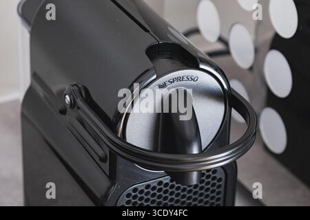 Macchina da caffè Nespresso nera sul piano della cucina Foto Stock