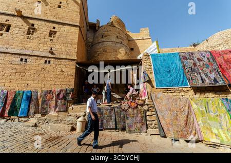 Jaisalmer, Rajasthan, India - 26 Feb, 2018: Uomo che cammina per strada al forte di Jaisalmer, Rajasthan, India. Foto Stock
