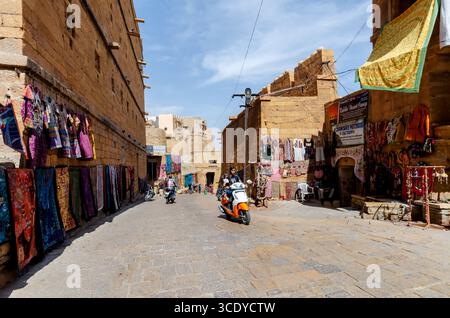 Jaisalmer, Rajasthan, India - 26 febbraio 2018: Negozio di abbigliamento e souvenir all'interno del forte di Jaisalmer, Rajasthan, India. Foto Stock