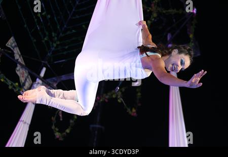 Cracovia. Cracovia. Polonia. Prestazioni acrobate sospese in volo. Gruppo spagnolo di Street Theatre Voala perfoming nel 38. Festival del Teatro di Ulica Street Foto Stock