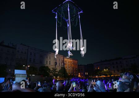 Cracovia. Cracovia. Polonia. Prestazioni acrobate sospese in volo. Gruppo spagnolo di Street Theatre Voala perfoming nel 38. Festival del Teatro di Ulica Street Foto Stock