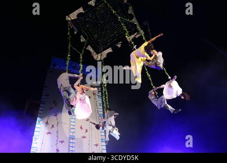 Cracovia. Cracovia. Polonia. Prestazioni acrobate sospese in volo. Gruppo spagnolo di Street Theatre Voala perfoming nel 38. Festival del Teatro di Ulica Street Foto Stock