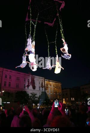 Cracovia. Cracovia. Polonia. Prestazioni acrobate sospese in volo. Gruppo spagnolo di Street Theatre Voala perfoming nel 38. Festival del Teatro di Ulica Street Foto Stock
