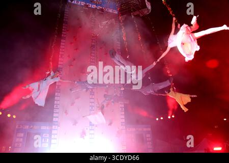 Cracovia. Cracovia. Polonia. Prestazioni acrobate sospese in volo. Gruppo spagnolo di Street Theatre Voala perfoming nel 38. Festival del Teatro di Ulica Street Foto Stock