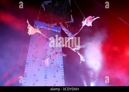 Cracovia. Cracovia. Polonia. Prestazioni acrobate sospese in volo. Gruppo spagnolo di Street Theatre Voala perfoming nel 38. Festival del Teatro di Ulica Street Foto Stock