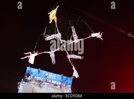 Cracovia. Cracovia. Polonia. Prestazioni acrobate sospese in volo. Gruppo spagnolo di Street Theatre Voala perfoming nel 38. Festival del Teatro di Ulica Street Foto Stock