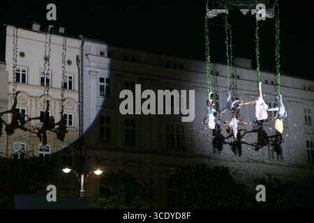 Cracovia. Cracovia. Polonia. Prestazioni acrobate sospese in volo. Gruppo spagnolo di Street Theatre Voala perfoming nel 38. Festival del Teatro di Ulica Street Foto Stock