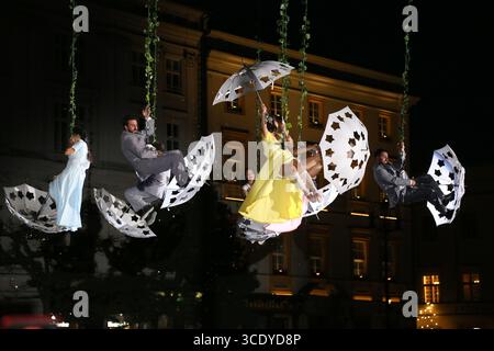 Cracovia. Cracovia. Polonia. Prestazioni acrobate sospese in volo. Gruppo spagnolo di Street Theatre Voala perfoming nel 38. Festival del Teatro di Ulica Street Foto Stock
