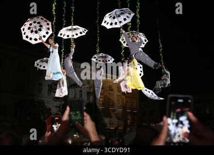 Cracovia. Cracovia. Polonia. Prestazioni acrobate sospese in volo. Gruppo spagnolo di Street Theatre Voala perfoming nel 38. Festival del Teatro di Ulica Street Foto Stock