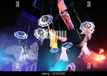 Cracovia. Cracovia. Polonia. Prestazioni acrobate sospese in volo. Gruppo spagnolo di Street Theatre Voala perfoming nel 38. Festival del Teatro di Ulica Street Foto Stock