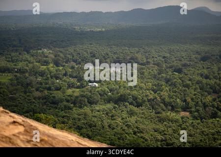 Vista aerea del paesaggio tropicale della foresta pluviale dello Sri Lanka sotto un cielo umido e nuvoloso visto dalla roccia di Pidurangala. Foto Stock