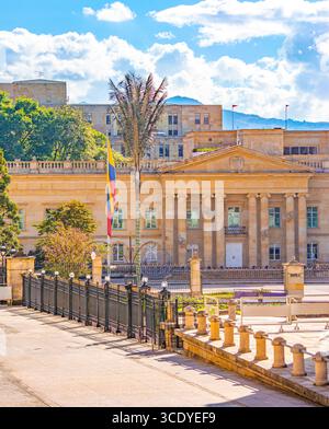 Una splendida vista su un edificio governativo a Bogotá, Colombia, caratterizzato da una vegetazione vivace e un cielo blu. Foto Stock