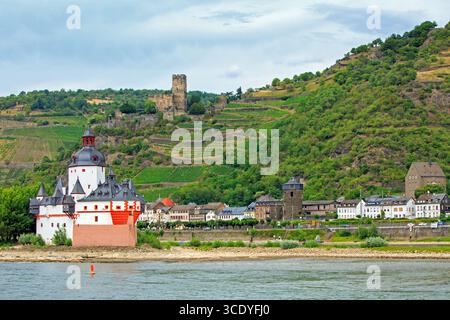 Castello di Pfalzgrafenstein sulla riva del fiume con castello di Kaub sullo sfondo, situato sul fiume Reno in Germania Foto Stock