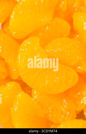 Arance mandarine in scatola organiche sane in una ciotola pronta da mangiare Foto Stock