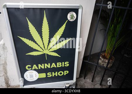 Cracovia, Polonia - 8 luglio 2025: Insegna del negozio di cannabis all'aperto a Cracovia, Polonia, che mostra l'illustrazione della pianta di cannabis. Foto Stock