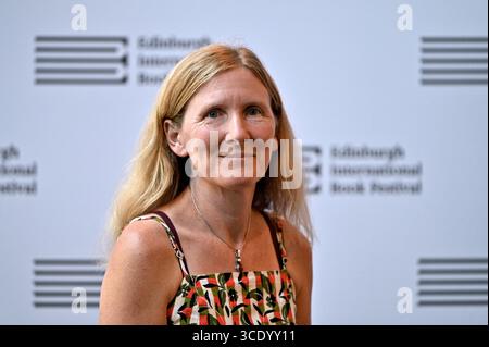 Edimburgo, Scozia, Regno Unito. 14 agosto 2025. Edinburgh International Book Festival: Autrice vincitrice del Booker Prize con il suo libro Orbital, Samantha Harvey alla photocall ufficiale. Crediti: Craig Brown/Alamy Live News Foto Stock