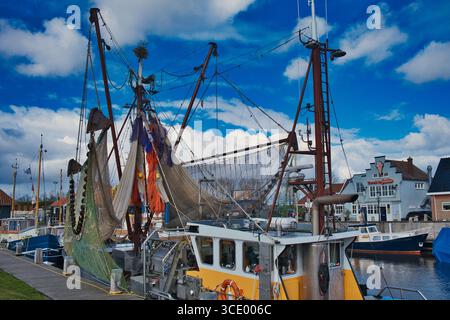Imbarcazione da pesca con reti da essiccazione in una giornata di sole nel porto di pesca di Zoutkamp, provincia di Groningen, Paesi Bassi Foto Stock