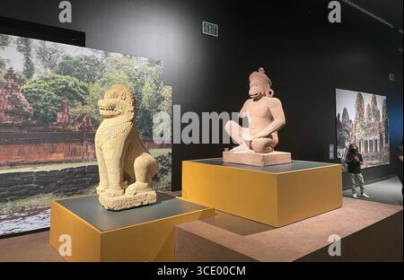 Antica arte del sud-est asiatico: Statue di pietra Khmer dalla Cambogia Foto Stock