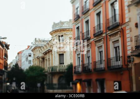 Madrid, Spagna. 19 novembre 2023 Palacio de Longoria. Architettura di Madrid. Facciate di splendidi vecchi edifici color arancio rosso beige in stile coloniale e barocco di st Foto Stock