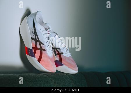 VIENNA, AUSTRIA, 15 LUGLIO 2025: Nuove scarpe Asics Metaspeed Ray che offrono propulsione e comfort nella maratona Foto Stock